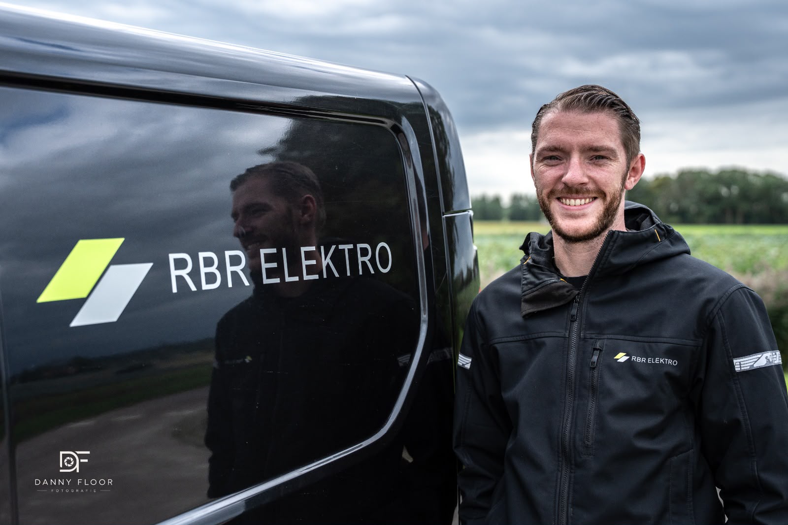 Portret van Ruben bij de bus van RBR Elektro